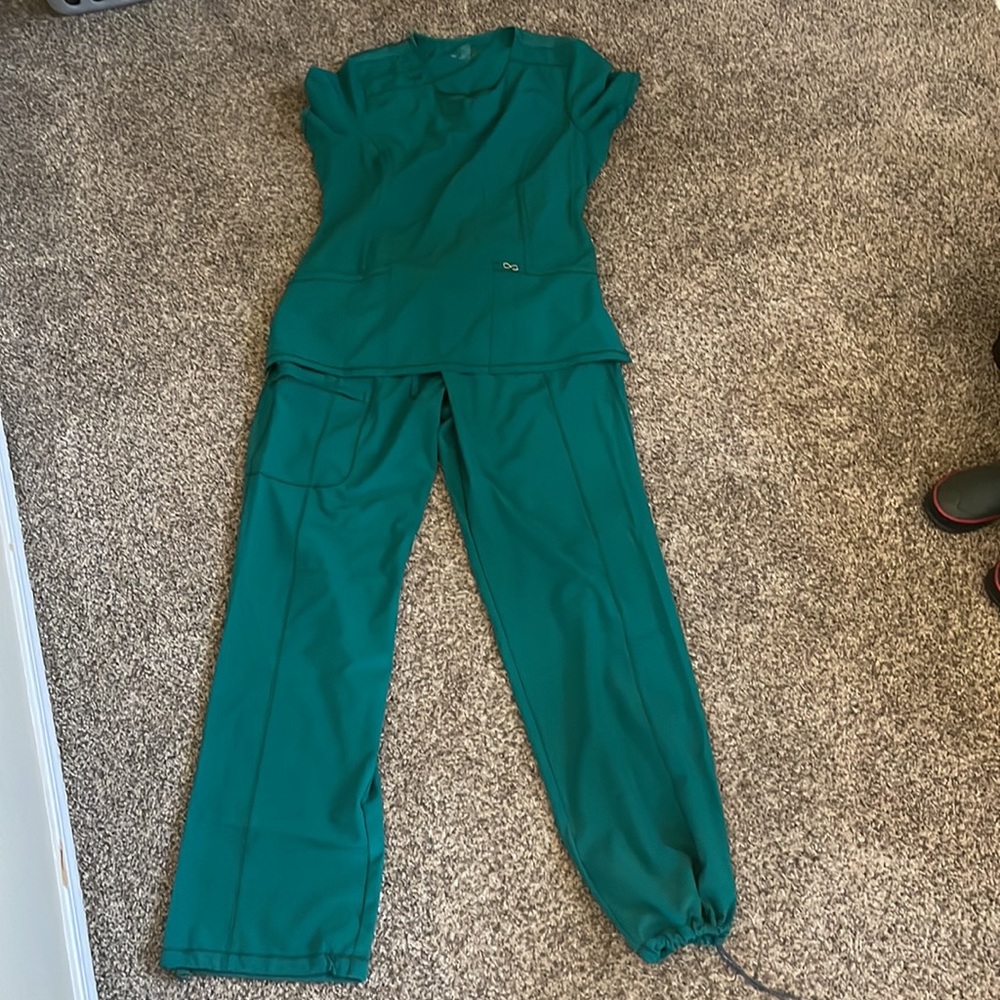 Dark green Cherokee Infinity scrub set
